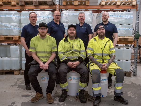 Ylärivissä Espoon myyntitiimimme: Miikka Kirjavainen, Tauno Alava, Jari Kankaanranta ja Sami Alava. Alarivissä Espoon huoltotiimi: Antti Hanhisalo, Aleksi Forss ja Antti Luoma. (Kuva: Susanna Alava)