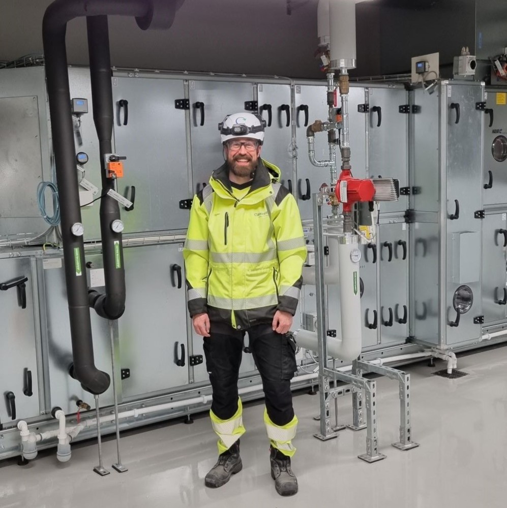 – Työmaan toiveisiin ja muutoksiin reagoidaan nopeasti ja yhteistyö sujuu joustavasti. Henkilöstö on erittäin ammattitaitoista, mikä helpottaa projektipäällikön työtä, kehuu Caverionin Teemu Lemmetty yhteistyötä KL-Lämmön kanssa.